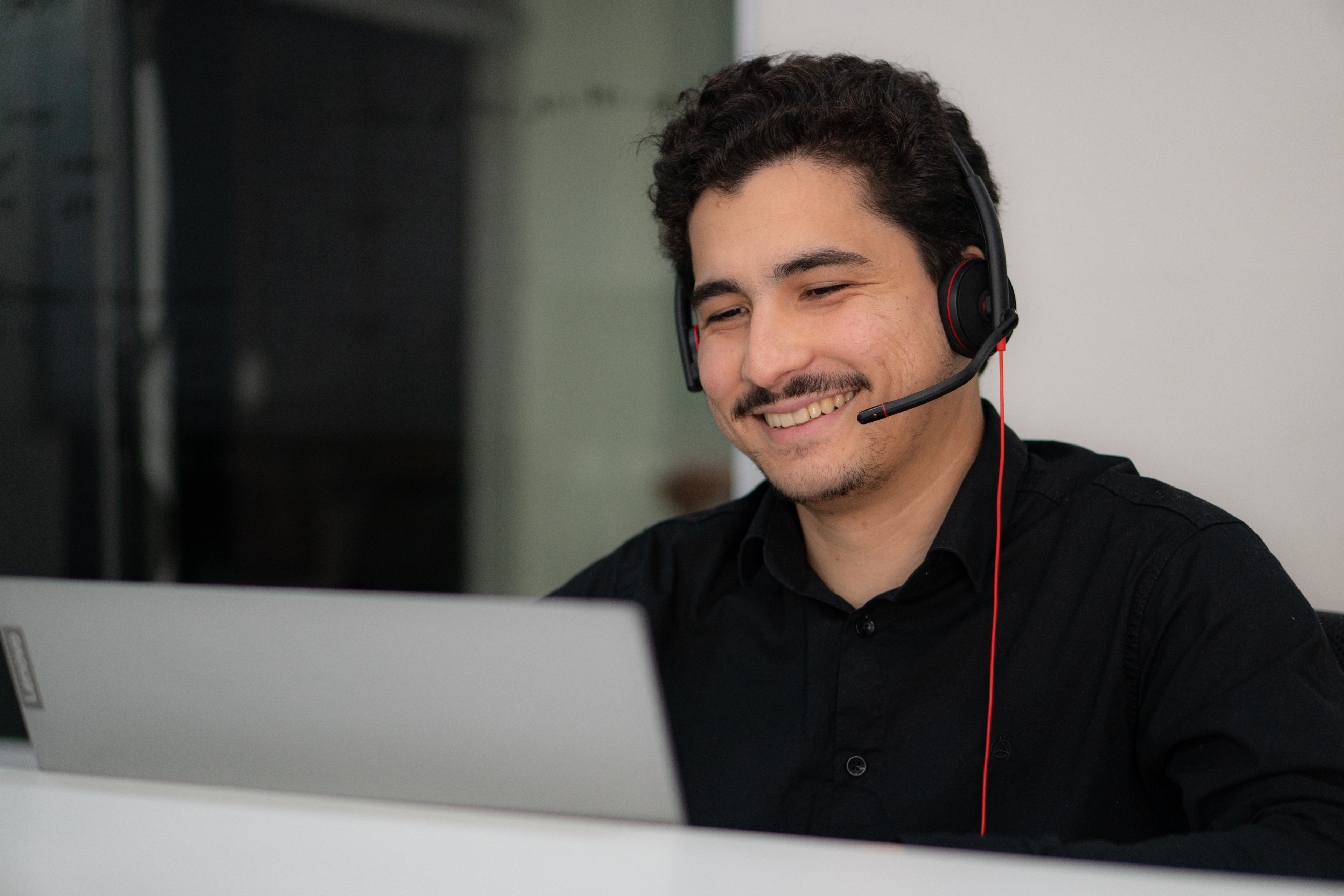 Ivan, fundador da WZ Soluções, trabalhando no notebook